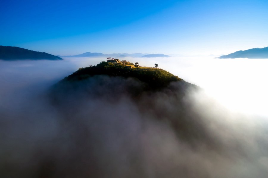 Hyogo, Autumn 2015, Japan. Photograph by Jordy Meow, 4/13